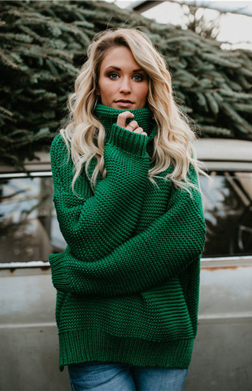 मोटे धागे, लंबी आस्तीन और ऊंची गर्दन वाले स्वेटर से बुनी महिला