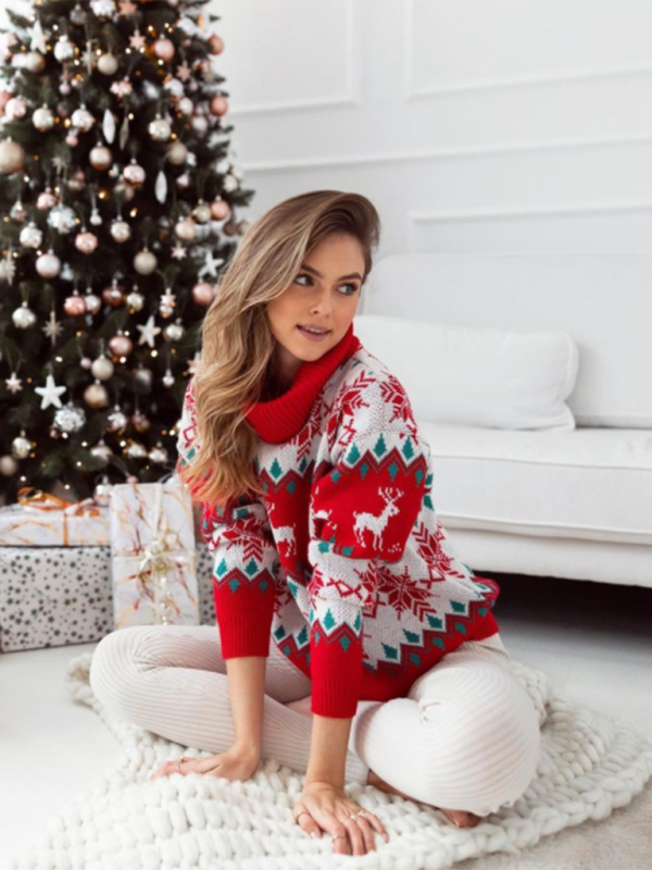 लंबी मुड़ी हुई टर्टलनेक के साथ महिलाओं का स्टाइलिश बैगी बुना हुआ क्रिसमस स्वेटर